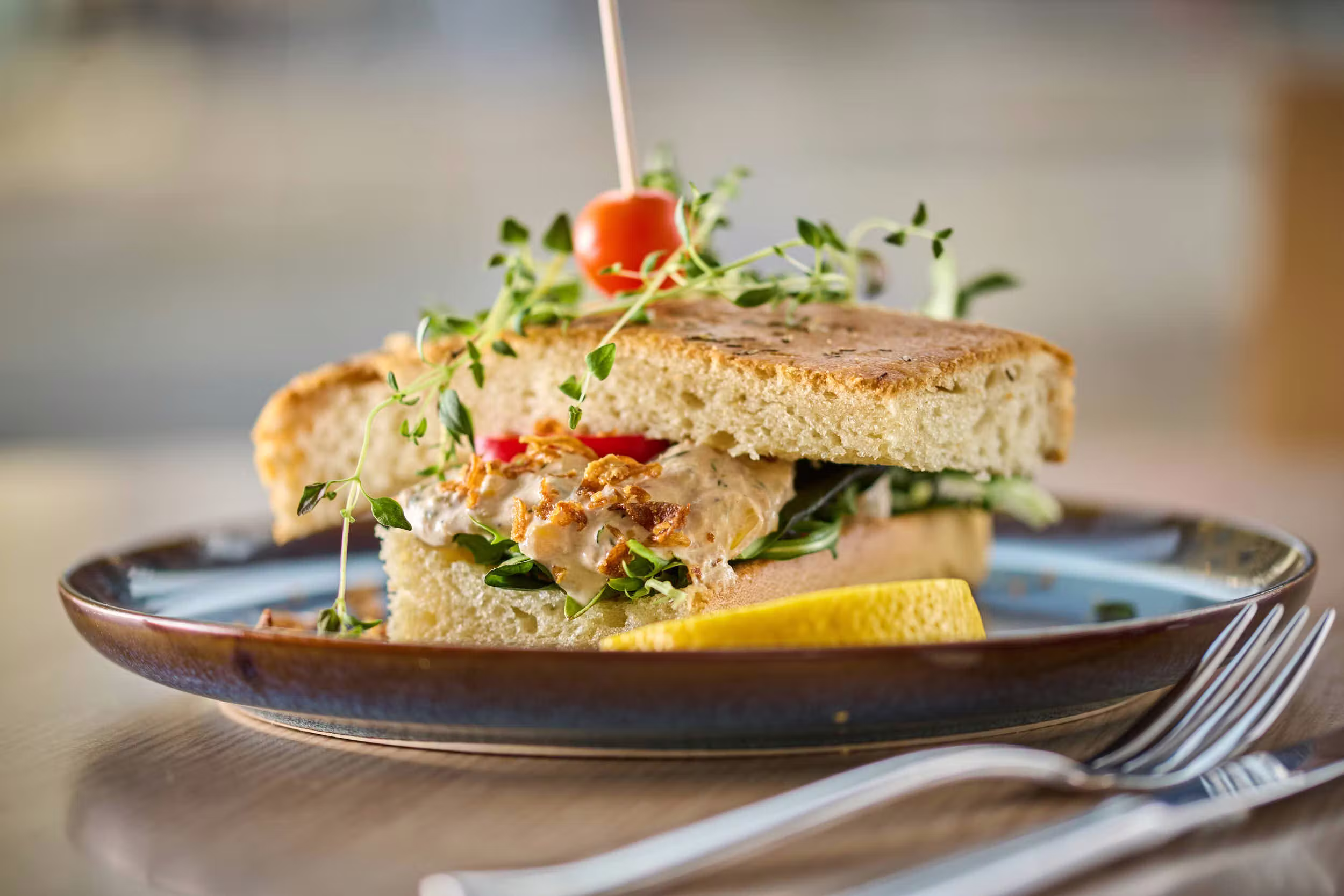 Tunfisksmorbrod focaccia — Nazar Café-Bar