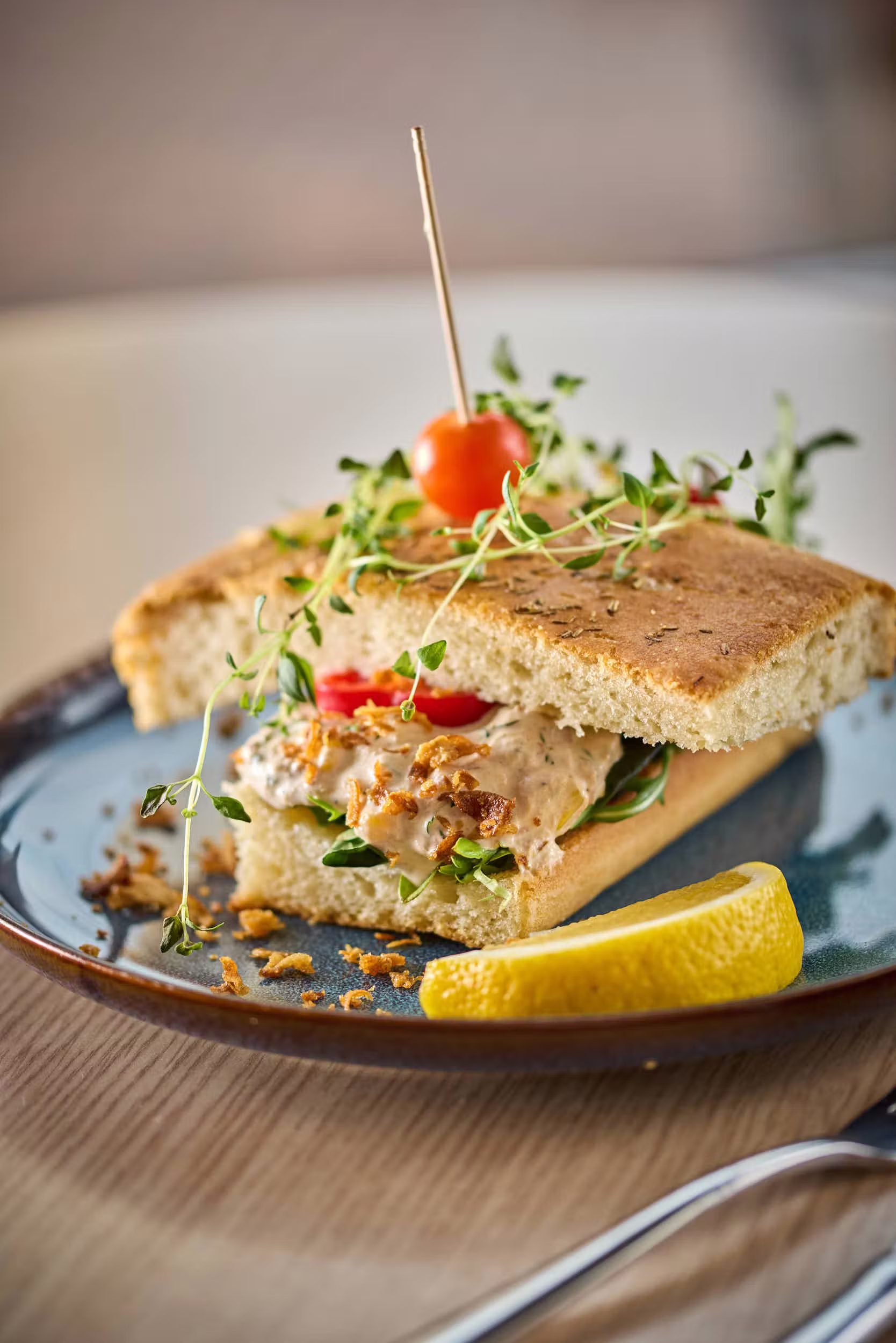 Tunfisksmorbrod focaccia — Nazar Café-Bar
